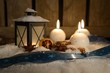 Laterne zu Weihnachten mit weißen Kerzen