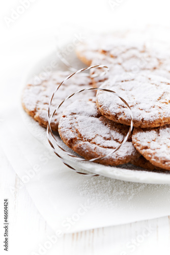 Photo: Crunchy cookies dusted with icing sugar Crunchy cookies dusted with icing sugar