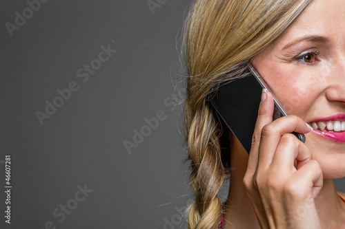 Photo: Nahaufnahme des Gesichts einer hübschen Frau beim Telefonieren Nahaufnahme des Gesichts einer hübschen Frau beim Telefonieren
