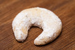 Vanillekipferl schräg auf altem Brett
