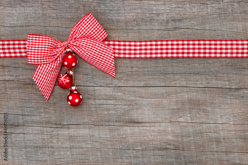 Photo: Weihnachtlicher Hintergrund mit roter Schleife Weihnachtlicher Hintergrund mit roter Schleife
