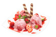 Teller mit Erdbeeren, Erdbeereis und Dekoration