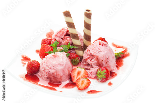 Photo: Teller mit Erdbeeren, Erdbeereis und Dekoration Teller mit Erdbeeren, Erdbeereis und Dekoration