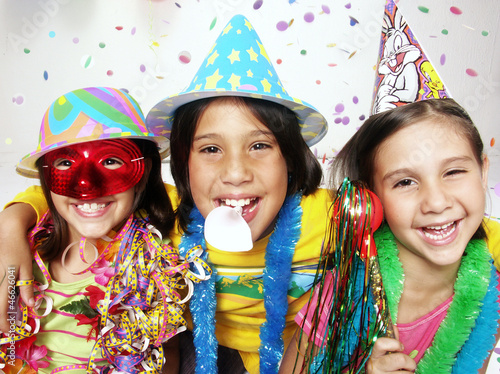 Photo: Niños de carnaval fiesta y disfraz. Niños de carnaval fiesta y disfraz.