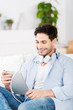 mann mit kopfhörern und tablet-pc