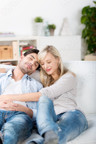 Photo: verliebtes paar kuschelt auf dem sofa verliebtes paar kuschelt auf dem sofa