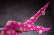 Frauenbeine in rosa Strumpfhose