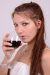 junge frau mit weinglas