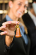 Rezeption im Hotel - Frau mit Schlüssel