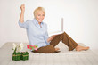 Ältere Dame mit Laptop