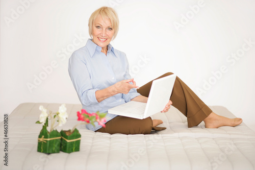 Photo: Ältere Frau mit Laptop Ältere Frau mit Laptop