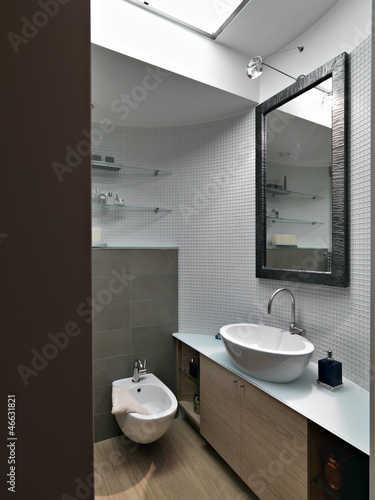 Photo: dettaglio di un bagno moderno nel sottotetto dettaglio di un bagno moderno nel sottotetto