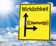 Wegweiser mit Wirklichkeit und Erwartungen