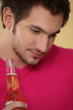 Foto: Man holding bottle of beer Man holding bottle of beer