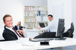 mitarbeiter entspannt in der pause