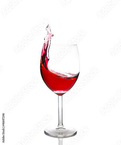 Photo: Rotwein schwappt aus Weinglas Rotwein schwappt aus Weinglas