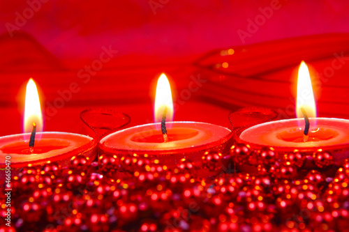 Photo: Rote Kerzen brennen Rote Kerzen brennen