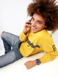 Joven casual estilo afro al teléfono.