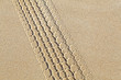Reifenspur im Sand