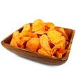 Kartoffelchips in Holzschale