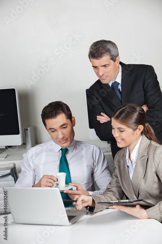 Photo: Geschäftsleute arbeiten am Laptop Geschäftsleute arbeiten am Laptop
