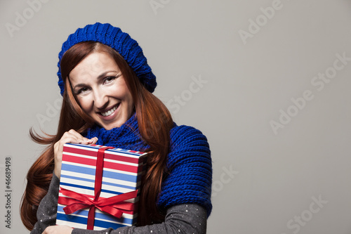 Photo: Hübsche Frau freut sich über ein Geschenk Hübsche Frau freut sich über ein Geschenk