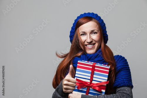 Photo: Frau freut sich über ein Geschenk Frau freut sich über ein Geschenk