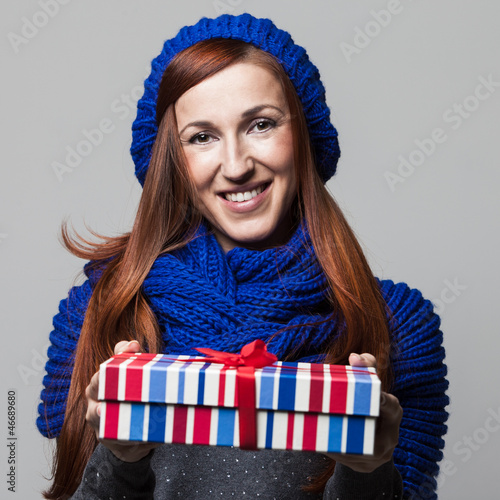Photo: Hübsche Frau übereicht ein Geschenk Hübsche Frau übereicht ein Geschenk