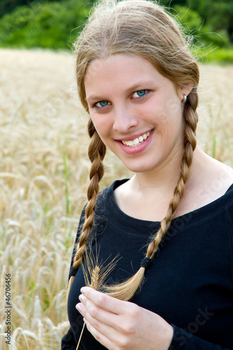 Photo: Junge Frau auf dem Land Junge Frau auf dem Land