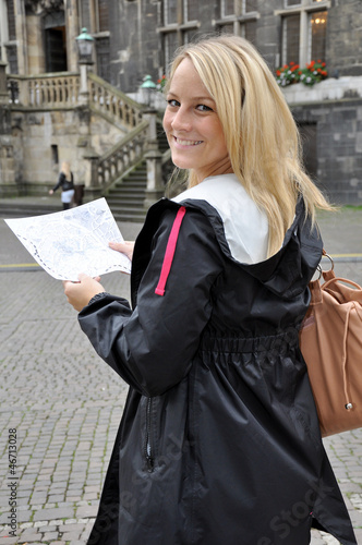 Photo: Junge Frau bei Städtereise Junge Frau bei Städtereise