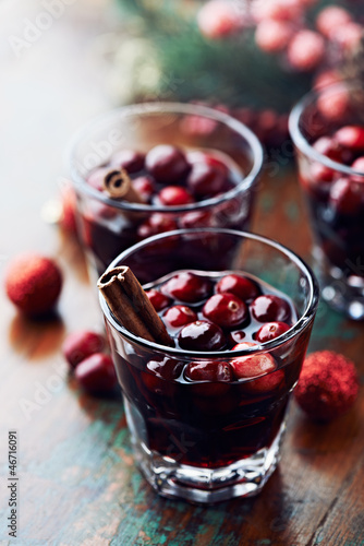Photo: Mulled wine with cranberries and cinnamon Mulled wine with cranberries and cinnamon