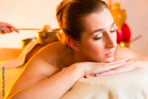 Photo: Frau bei Wellness und Klangschalen Massage Frau bei Wellness und Klangschalen Massage