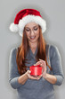 Frau mit kleinem Weihnachtsgeschenk