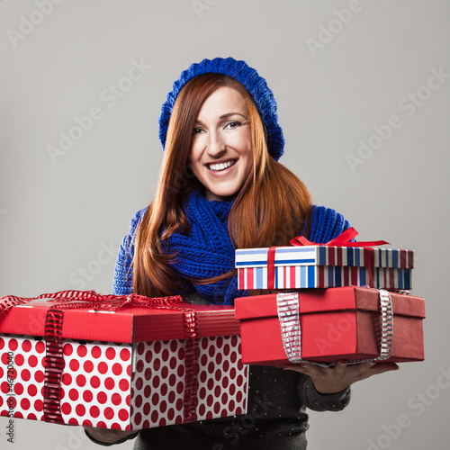 Photo: Hübsche Frau umarmt ein Geschenk Hübsche Frau umarmt ein Geschenk