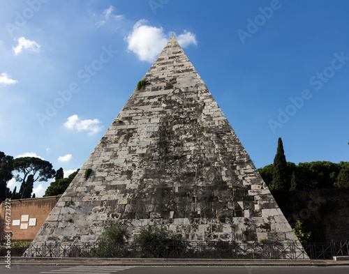 Photo: Piramide Cestia Piramide Cestia
