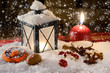 Gewürze und Laterne zu Weihnachten mit Kerze