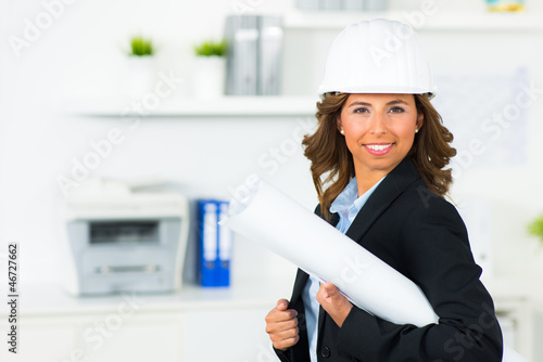 Photo: architektin mit bauplänen unterm arm architektin mit bauplänen unterm arm