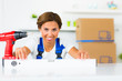 junge frau arbeitet mit einer wasserwaage