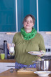 Foto: Hausfrau beim Frühstück zubereiten Hausfrau beim Frühstück zubereiten