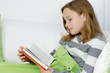 Kind liest ein Buch
