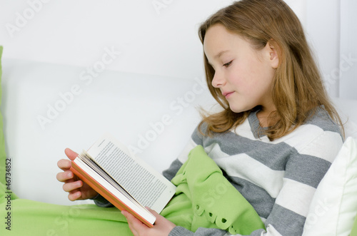 Photo: Kind liest ein Buch Kind liest ein Buch