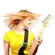 Jeune femme jouant de la guitare
