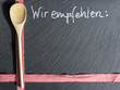 Küchenschild mit Aufschrift: Wir empfehlen