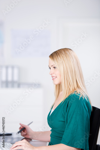 Photo: junge frau arbeitet im büro junge frau arbeitet im büro