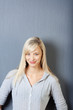 portrait einer blonden frau