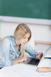 studentin arbeitet am laptop