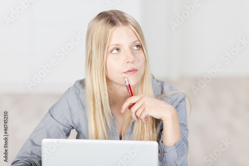 Photo: junge frau in gedanken junge frau in gedanken