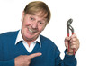 Lachender Senior repariert das