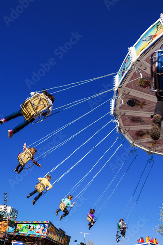 Photo: Karussell auf einem Volksfest Karussell auf einem Volksfest