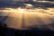 Lichtstrahlen im Abendhimmel